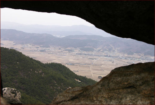 불두바위 사이로 본 경주시 